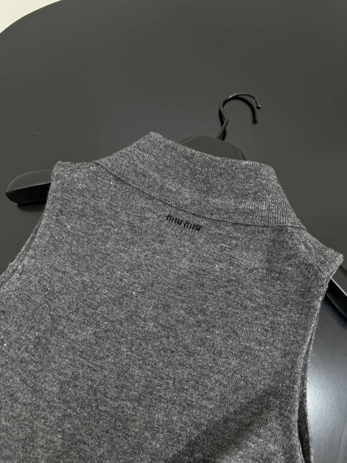 Miumiu Cashmere Wool Sleeveless Polo Shirt Top Version S-L 2025.9.2