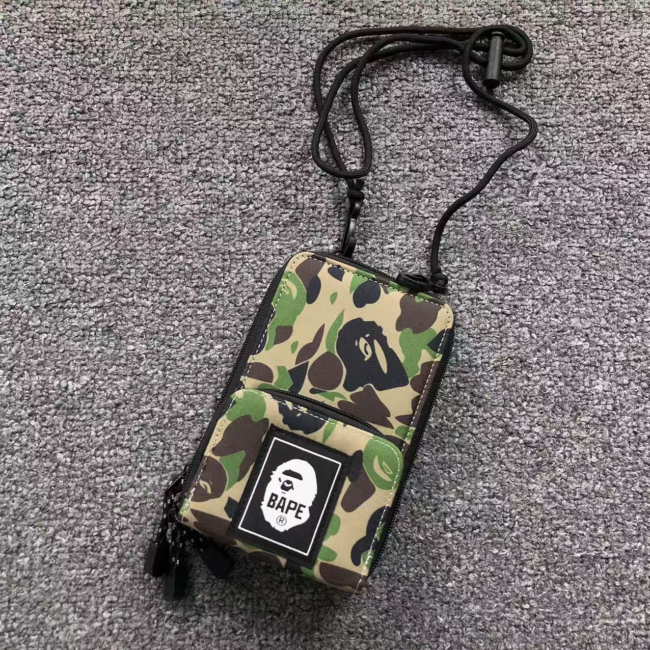 ￥78 BAPE BAG 1106160513 ( 长13CM*宽6CM*高19CM)
