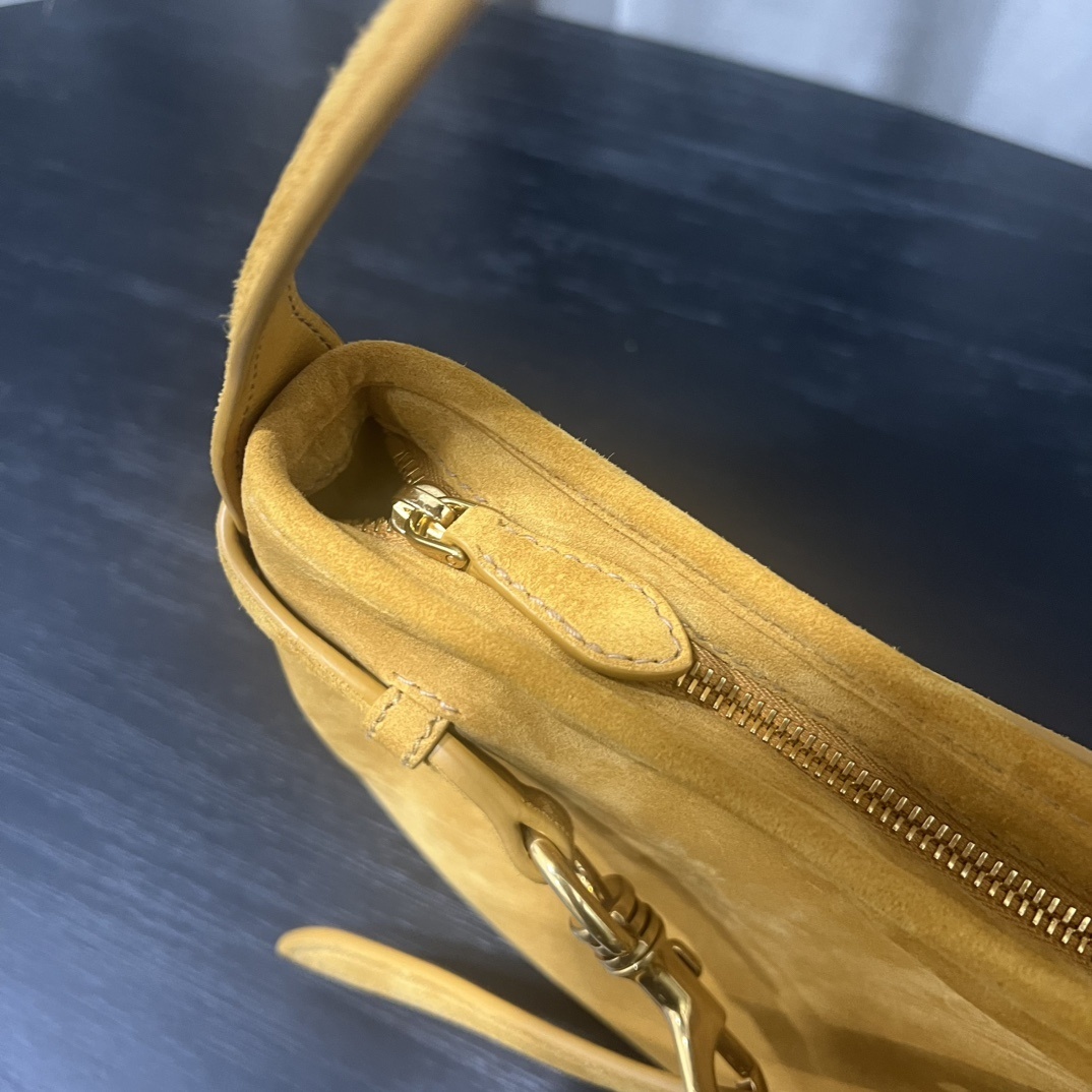 Miumiu Aventure 25ss tote bag