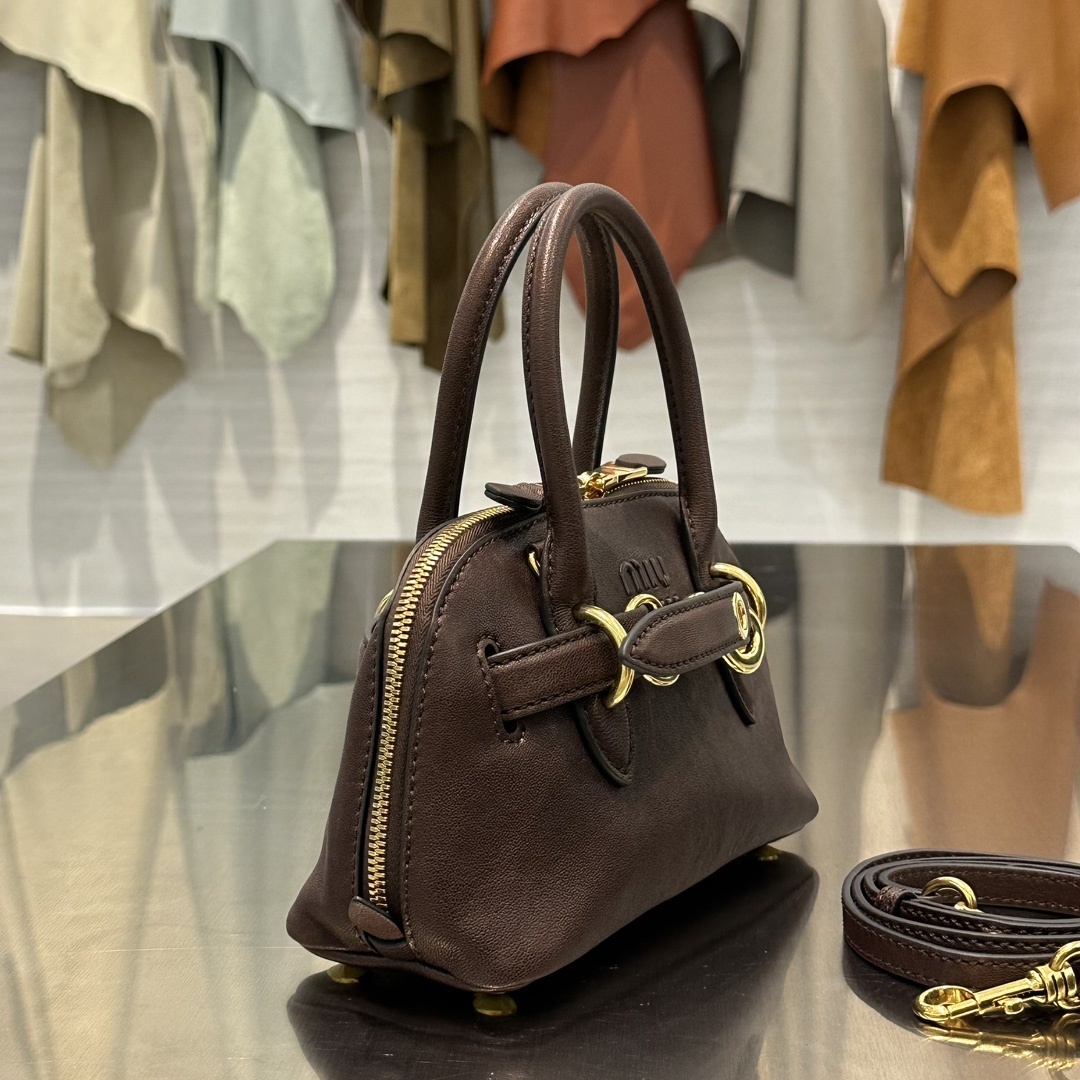 Miu miu 𝑨𝒗𝒆𝒏𝒕𝒖𝒓𝒆 𝑵𝒂𝒑𝒑𝒂