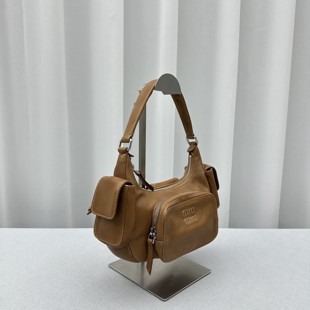 Miumiu 𝐆𝐚𝐫𝐠𝐨 tote bag