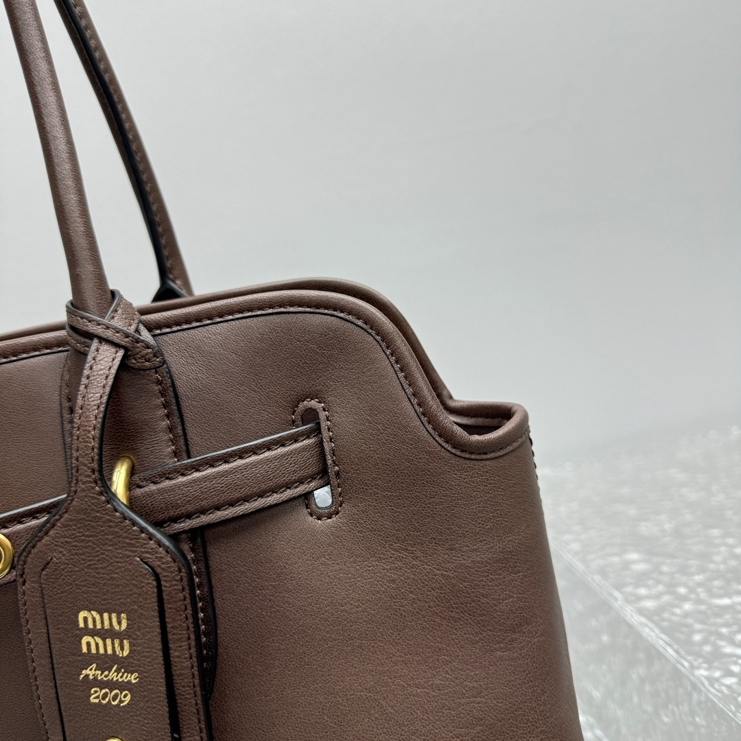 Miu miu 𝐍𝐚𝐩𝐩𝐚 𝐥𝐞𝐚𝐭𝐡𝐞𝐫 𝐛𝐚𝐠