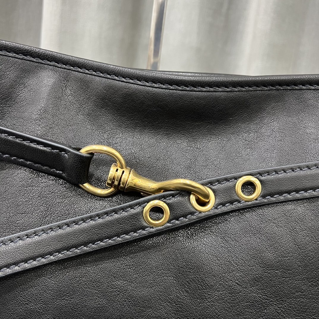 Miumiu Aventure 25ss tote bag