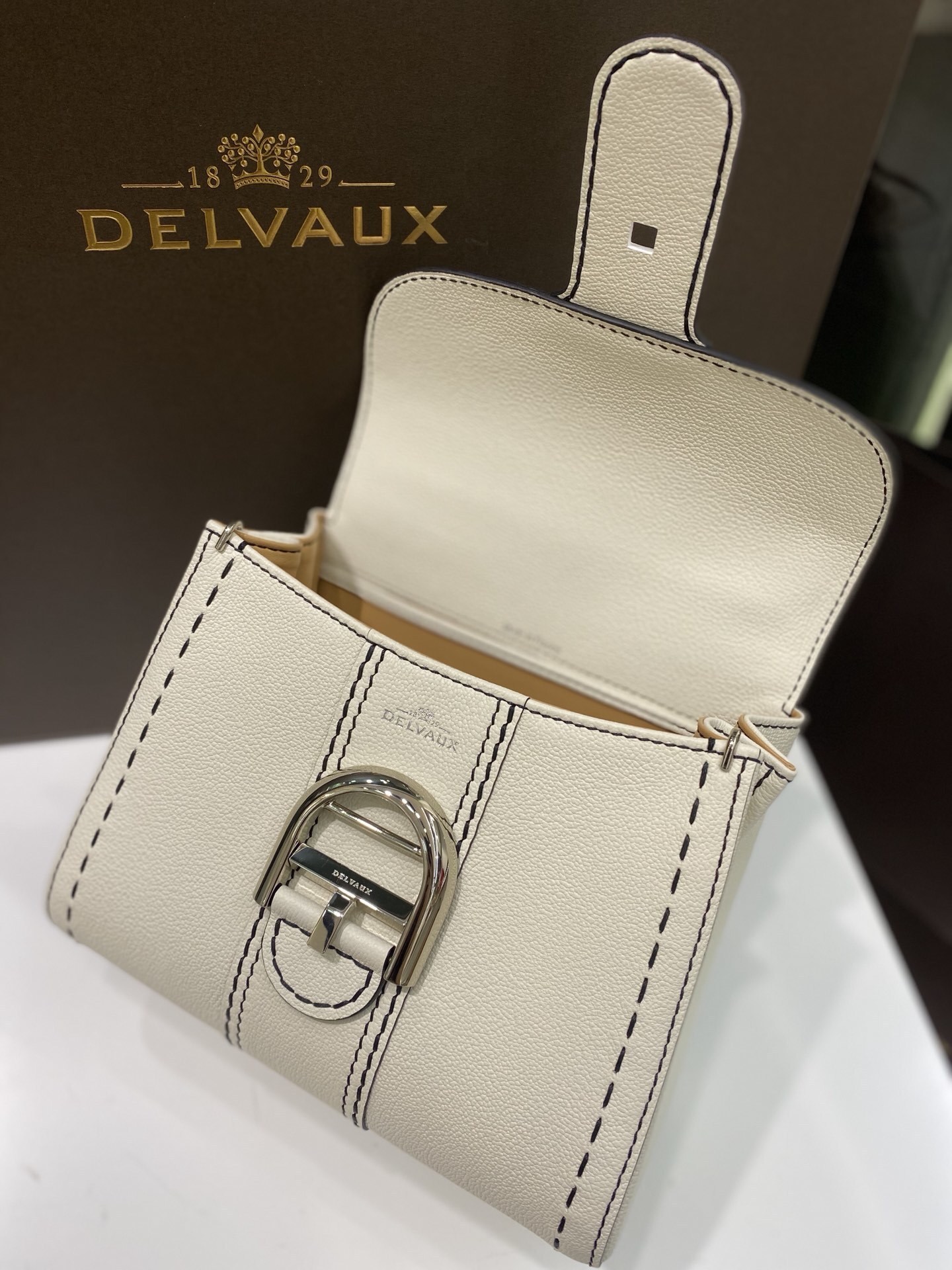 Delvaux 0201