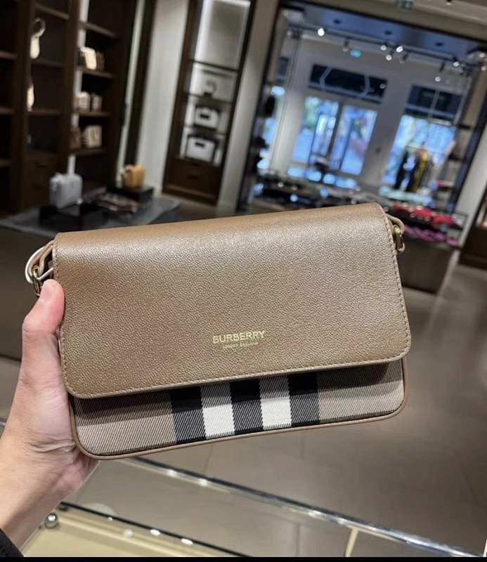 BURBERRY 0132