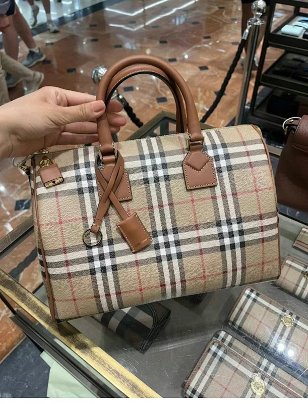 BURBERRY 0498