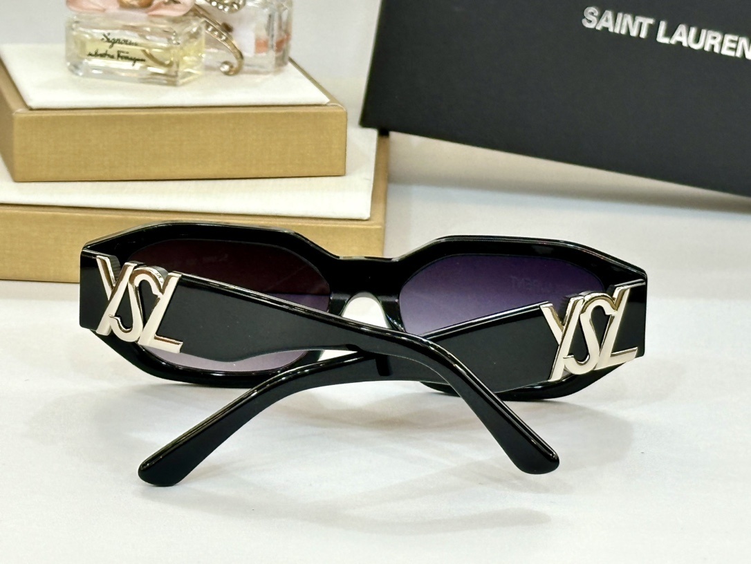 SAINTLAURENT 0033