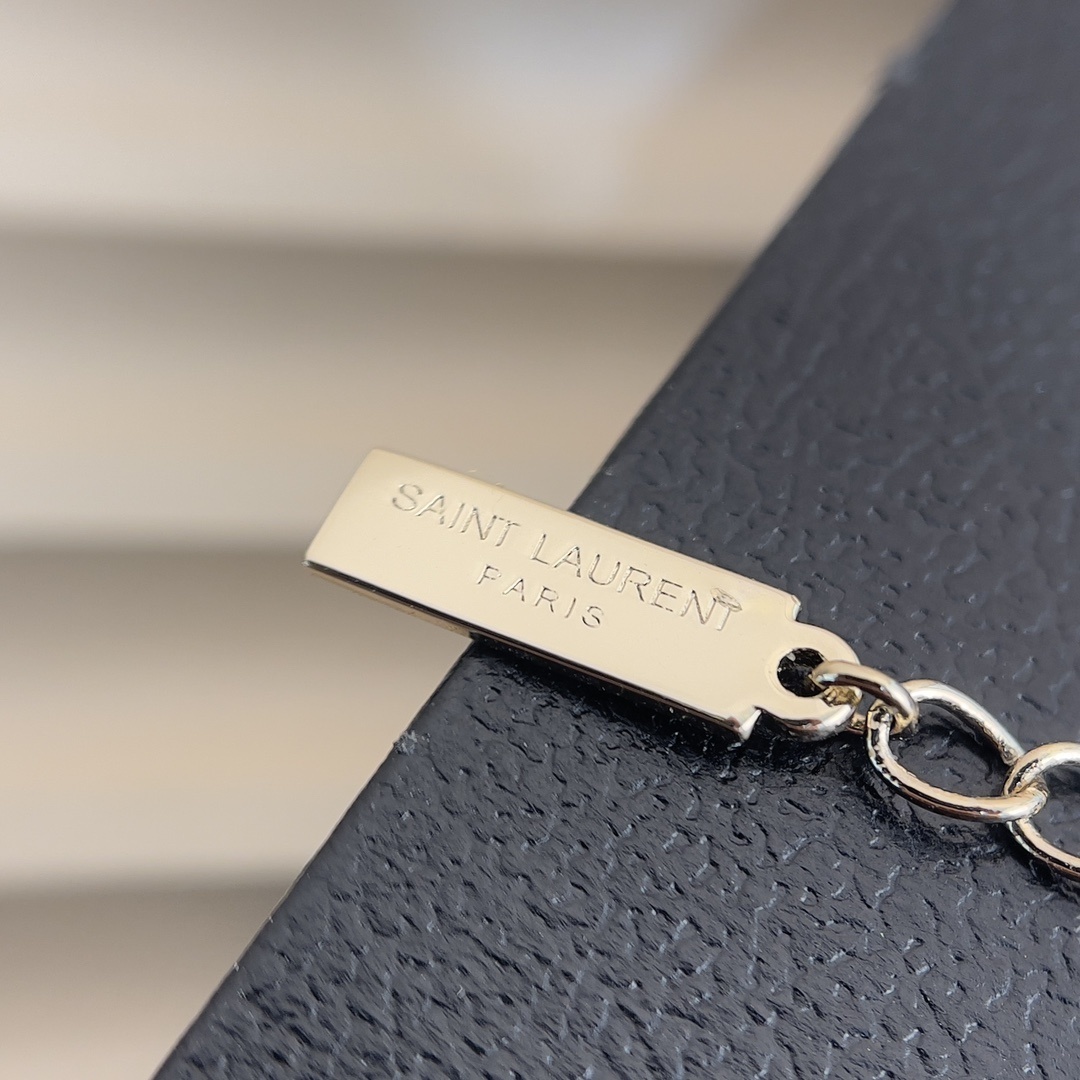 Yves Saint Laurent 001