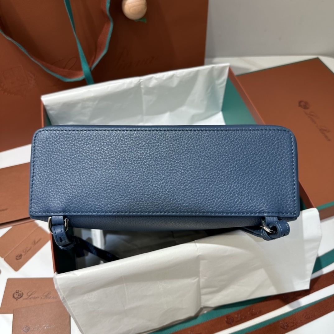 Delvaux 0100