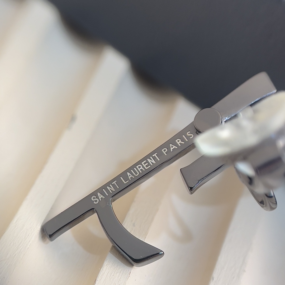 Yves Saint Laurent 002