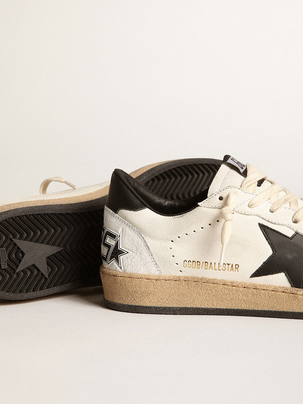 golden goose Sneaker Ball Star donna in suede nero con stella in pelle bianca e talloncino in