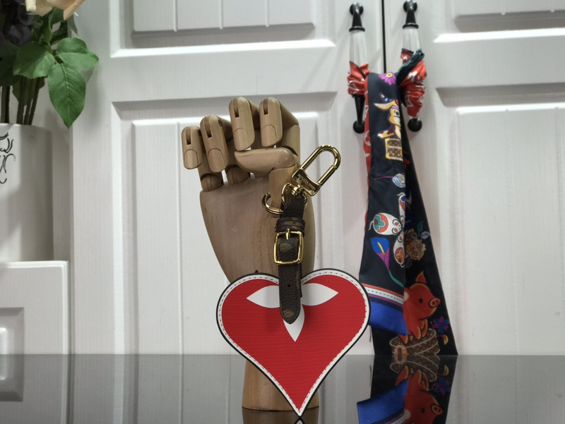 LV GAME ON HEART BAG CHARM AND KEY HOLDER MP2911(A324)