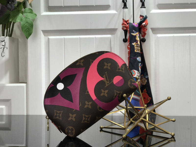 louis vuitton LV GAME ON POCHETTE COSMETIQUE M80283A008