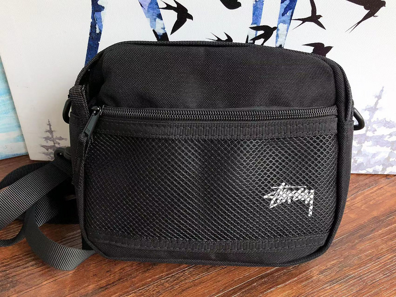 . 89 STUSSY BAG 20CM X 4CM X 17CM 621838 A50C