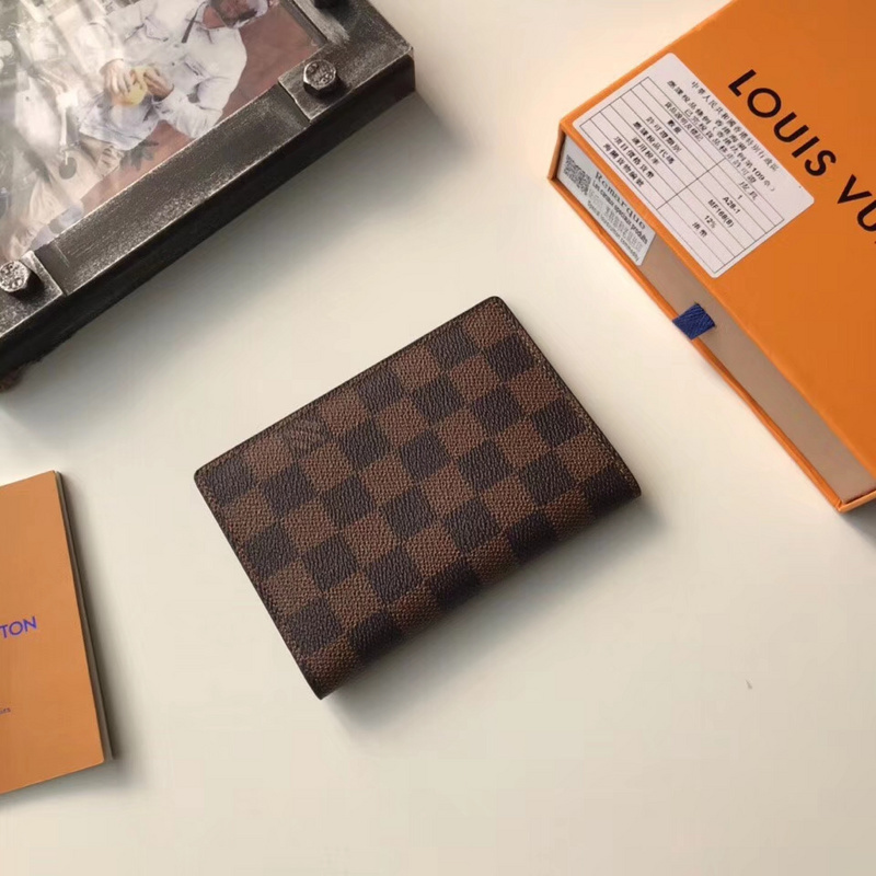LV PASSPORT COVER M60181A(1AC4)