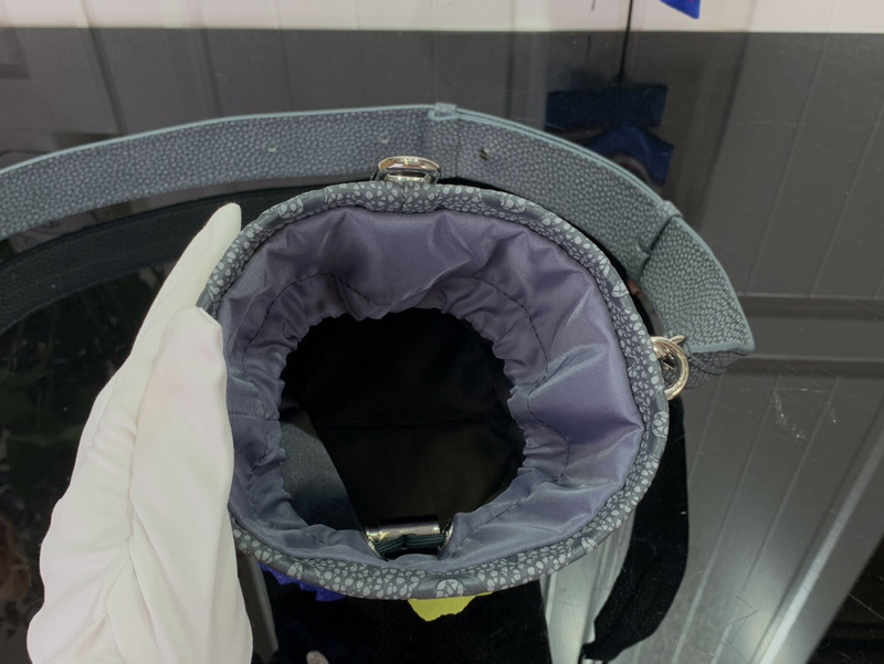 purses LV CHALK POUCH M81572E4F9