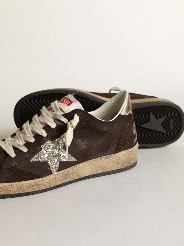 golden goose Sneaker Ball Star in suede marrone con stella in glitter platino e linguetta in