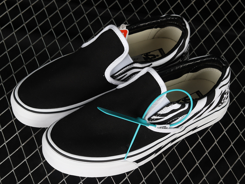 [VN0A40DWN0Q]-[CLASSICS SLIP-ON BLACK∕BLACK∕WHITE]-[WOMAN︰35-39]-[MAN︰40-44](C868)