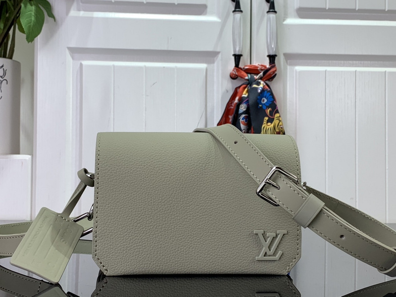 louis vuitton LV Should bag M8228150D6