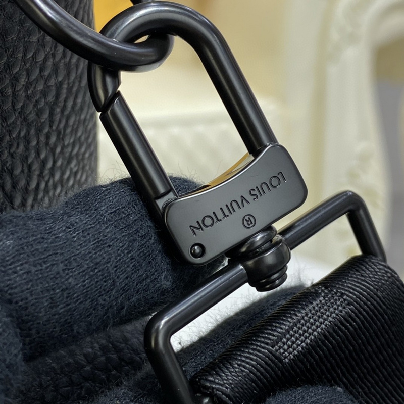 LV CHRISTOPHER TOTE M58479(7C4B)