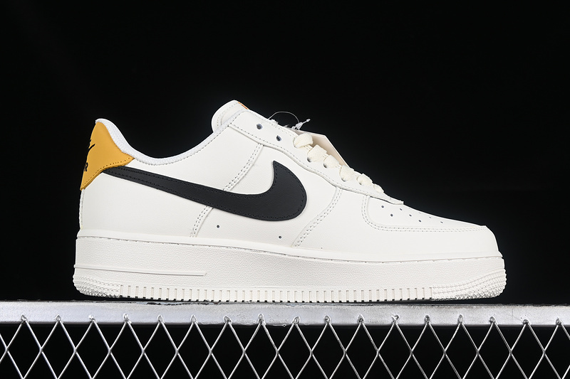 air force 1 320 DW 110722 AIR FORCE 1 07 LOW WHITE BLACK YELLOW WOMAN 36 39 MAN 40 45 4F47