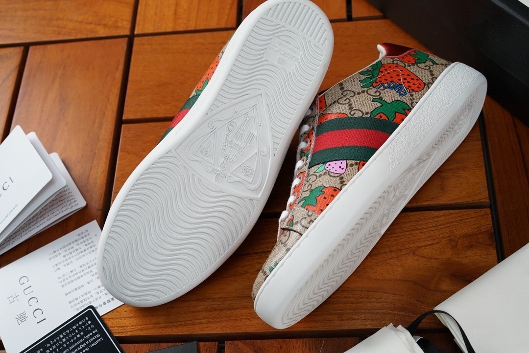 GUCCI SHOES GUCCI Women's Ace GG Gucci Strawberry sneaker 433900 (170USD)(23E3)