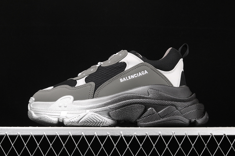 triple s 470 F10841 TRIPLE S SNEAKER DADSHOE BLACK WHITE GREY WOMAN 35 39 MAN 40 45 8578