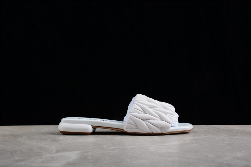 Sandal 【360】[𝑴𝒊𝒖𝑴𝒊𝒖 SNGG WHITE]-[WOMAN︰35-39] E08A