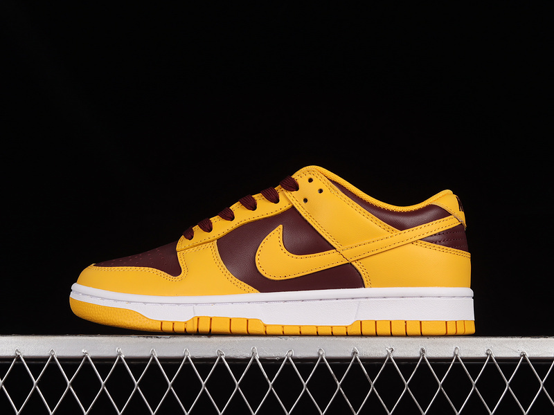 dunk 330 DD1391 702 SB DUNK LOW UNIVERSITY GOLD WHITE DEEP MAROON UNIVERSITY GOLD UNISEX 36 4