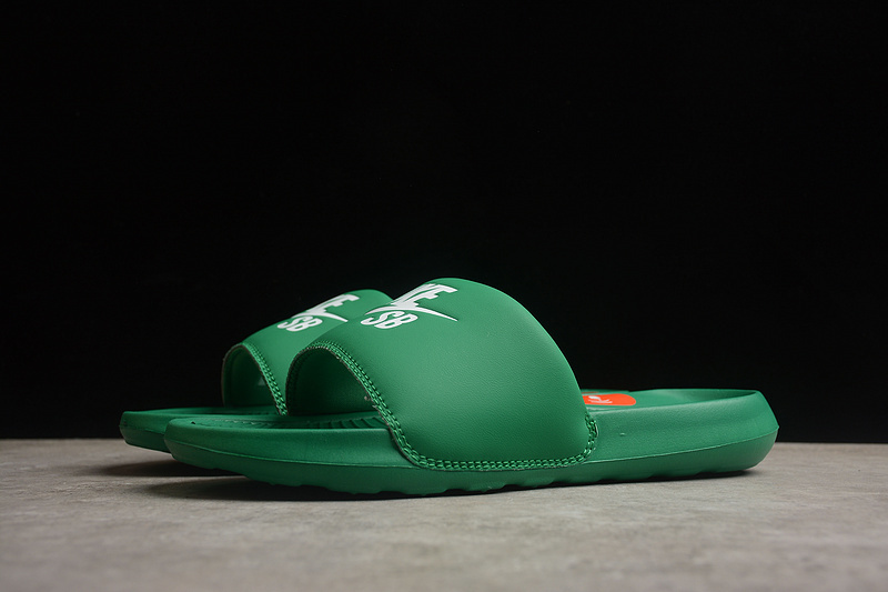 Sandal 【130】[DR2018-300]-[VICTORI ONE SLIDE SB BENASSI LUCKY GREEN∕LUCKY GREEN∕WHITE]-[