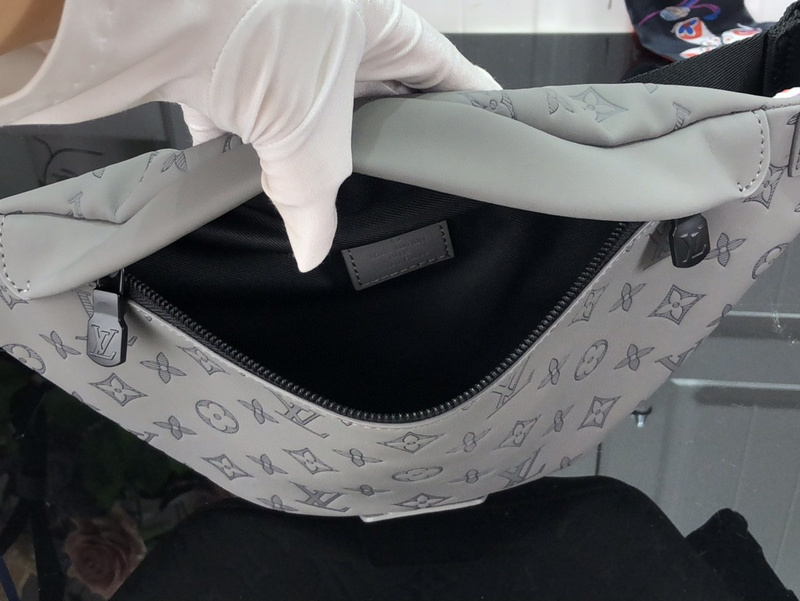 louis vuitton LV DISCOVERY BUMBAG M46108FD3F