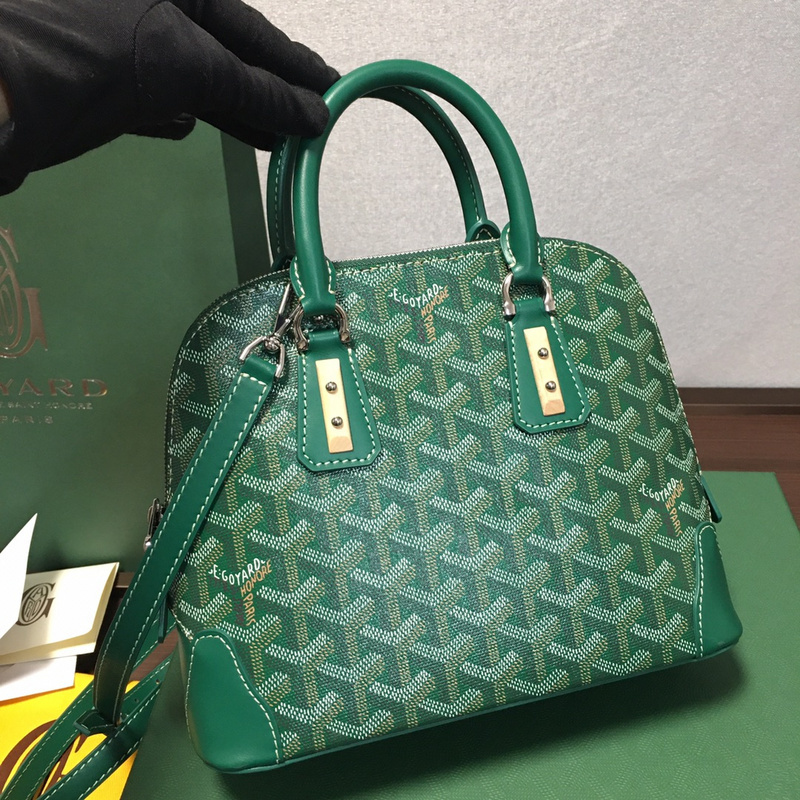 The new Goyard Vend me shell bag B996