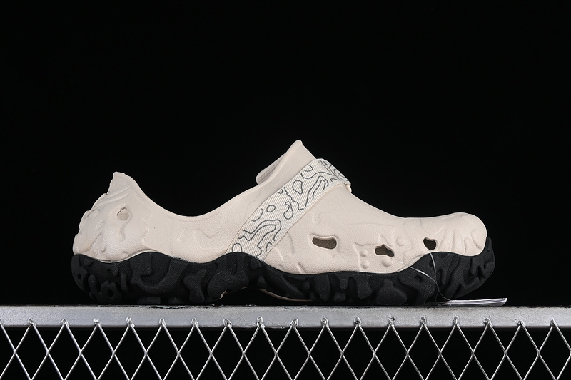 Sandal 【250】[CROCS CLASSIC GREY∕BLACK]-[WOMAN︰36-39]-[MAN︰40-46] 13A4