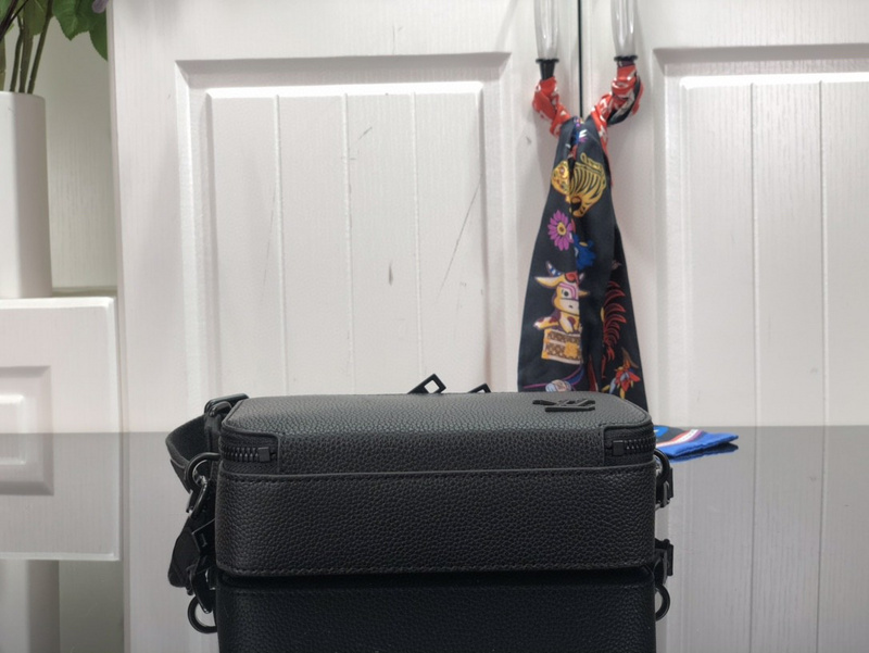 purses LV ALPHA WEARABLE WALLET M5916155F1