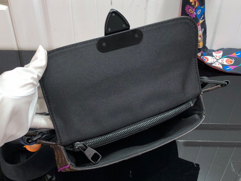 louis vuitton LV S LOCK SLING M4624597EB