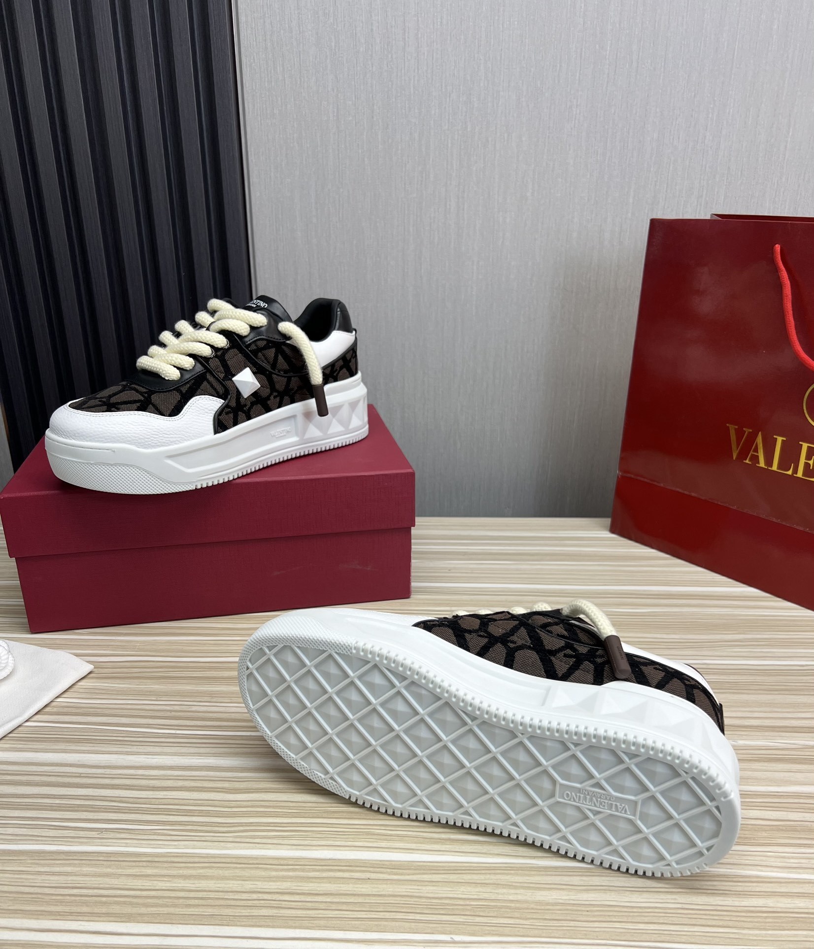 valentino shoes /sneakers-534
