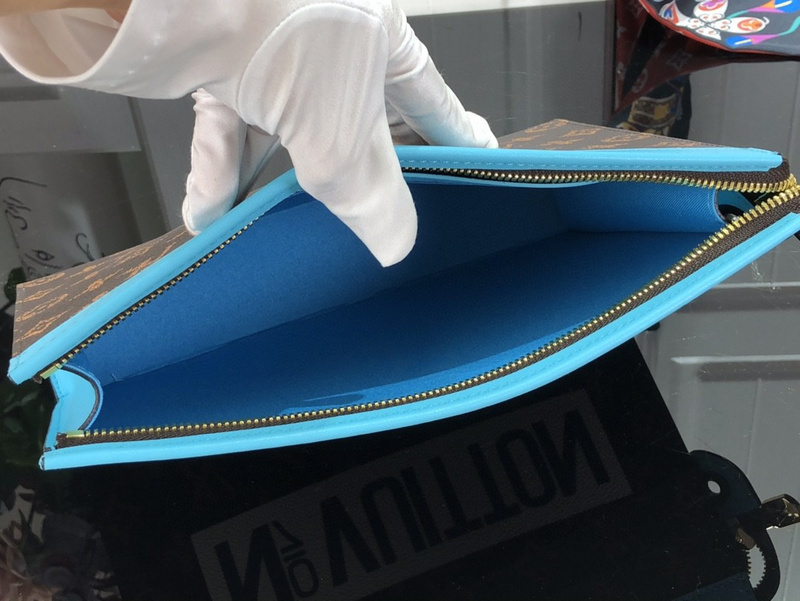 purses LV POCHETTE VOYAGE M81204E372