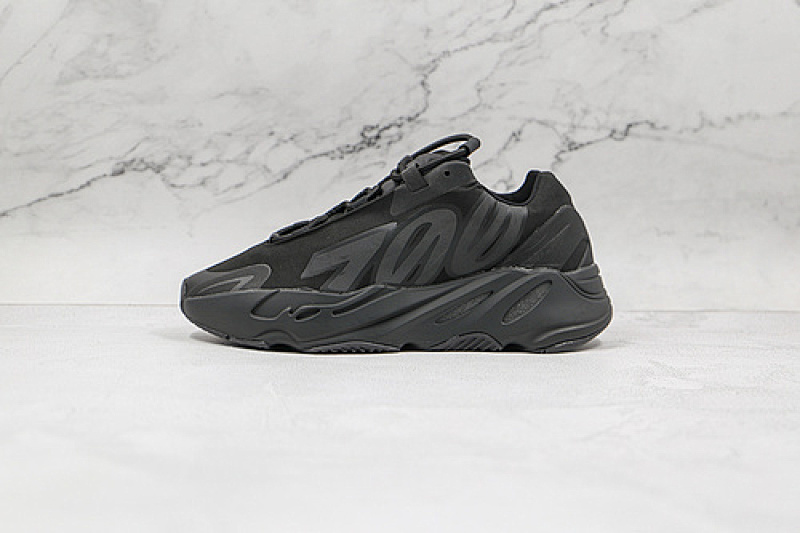 yeezy 700 310 FV4440 YEEZY BOOST 700 CORE BLACK CORE BLACK CORE BLACK WOMAN 36 39 MAN 40 46 7