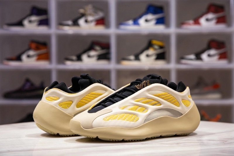 yeezy 700 500 G54853 H12 YEEZY BOOST 700 V3 SAFFLOWER SAFFLOWER SAFFLOWER SAFFLOWER UNISEX 36