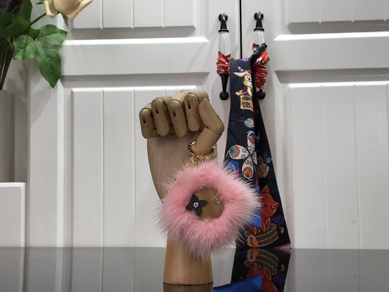 LV VIVIENNE FUR DOUDOU KEY HOLDER M69010(0EE2)