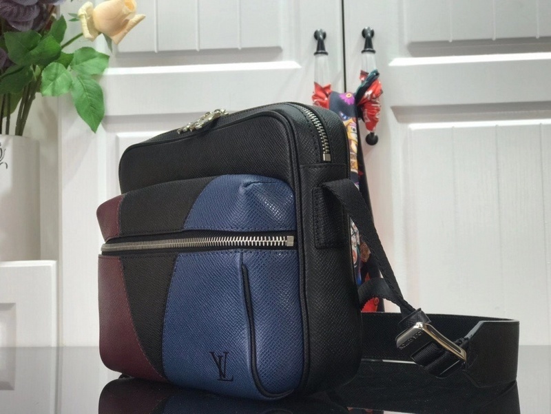 LV OUTDOOR MESSENGER M30703(A302)