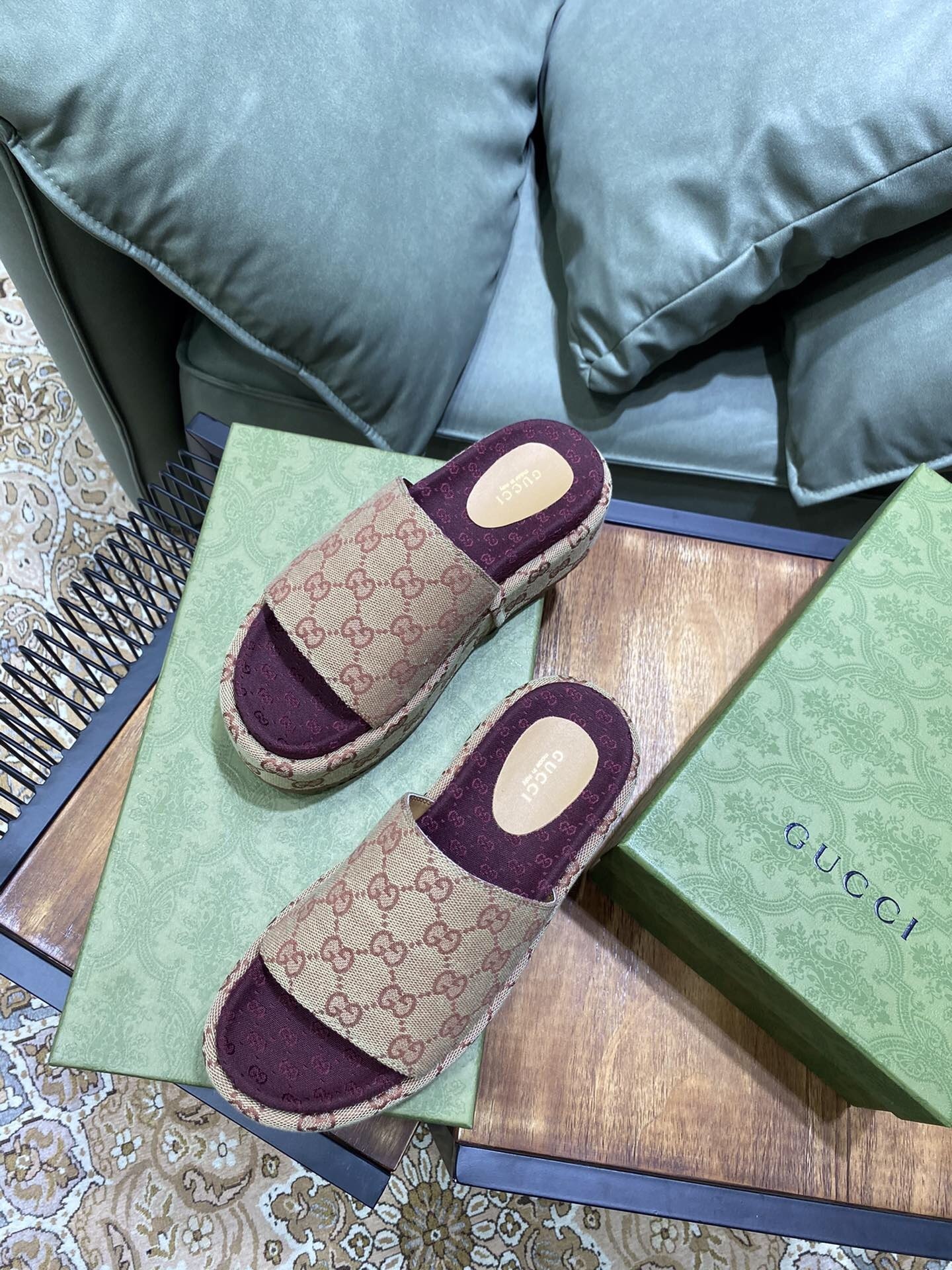 GUCCI SHOES Gucci Women's Original GG slide sandal 573018(130 usd)(A4DF)