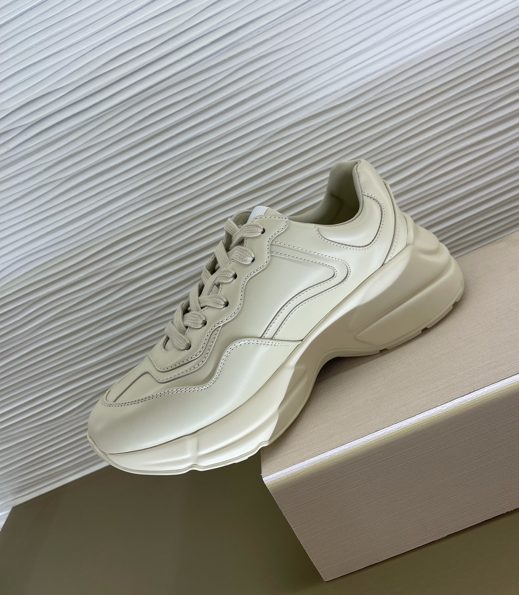 GUCCI SHOES Gucci Tiger Men's Rhyton sneaker 687611(190usd)(7B2E)