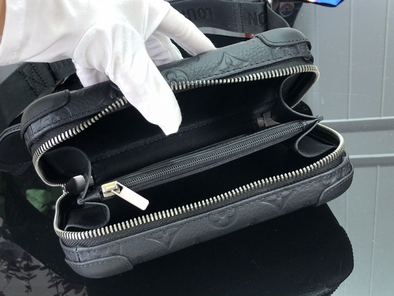 purses LV HORIZON CLUTCH M2043905EF