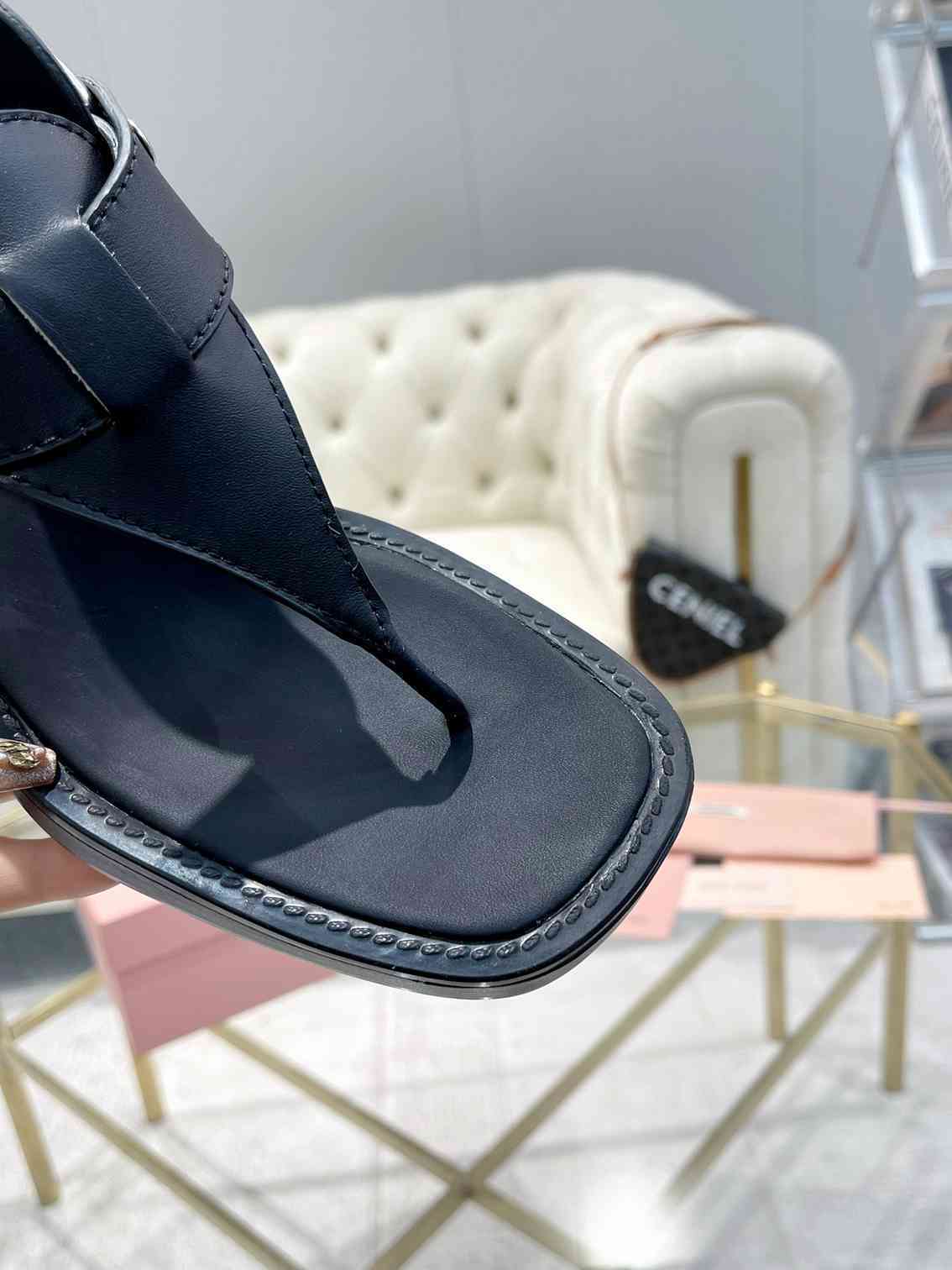 B8170240 夹趾凉鞋爆款 35-39