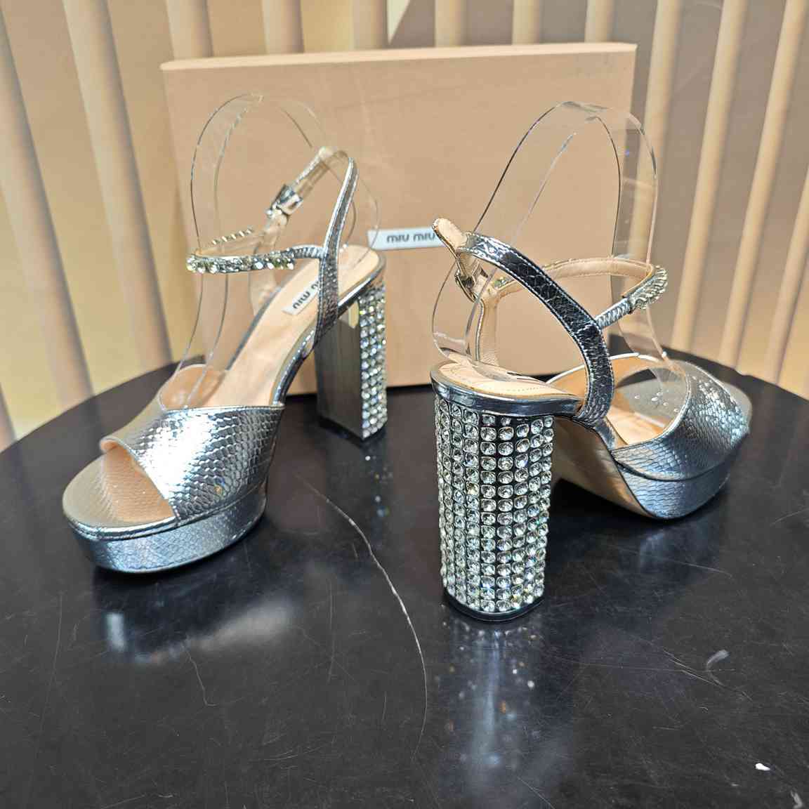 B8126350 MiUMiU时尚凉鞋 35-40