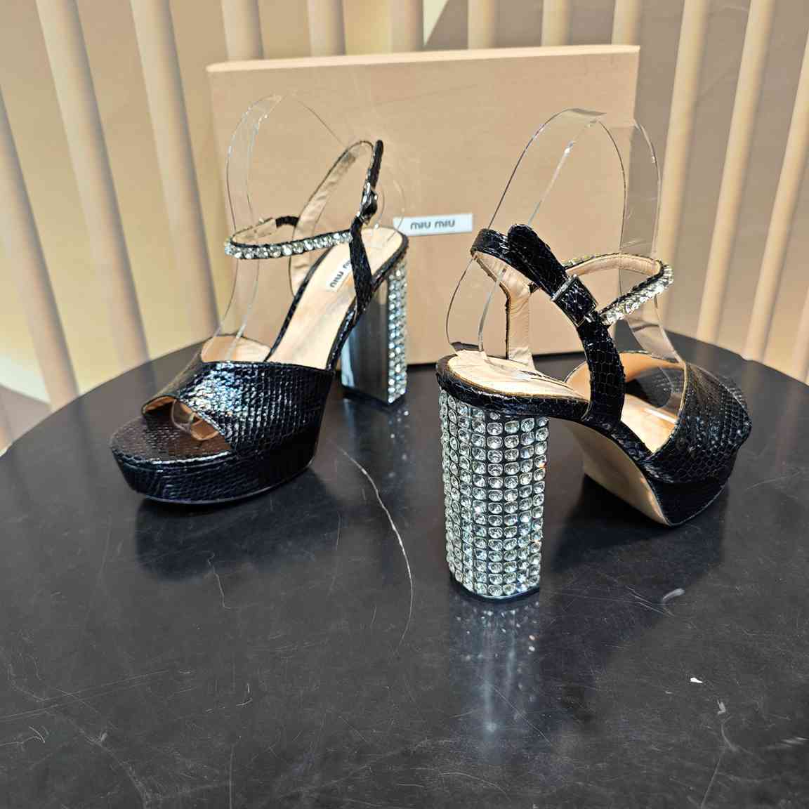 B8126350 MiUMiU时尚凉鞋 35-40