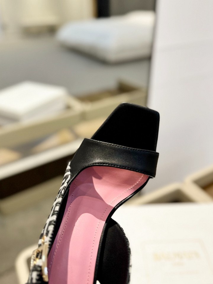 B8156300 巴尔曼 走秀金属扣高跟凉鞋 ʚ😊ɞ 36-39码