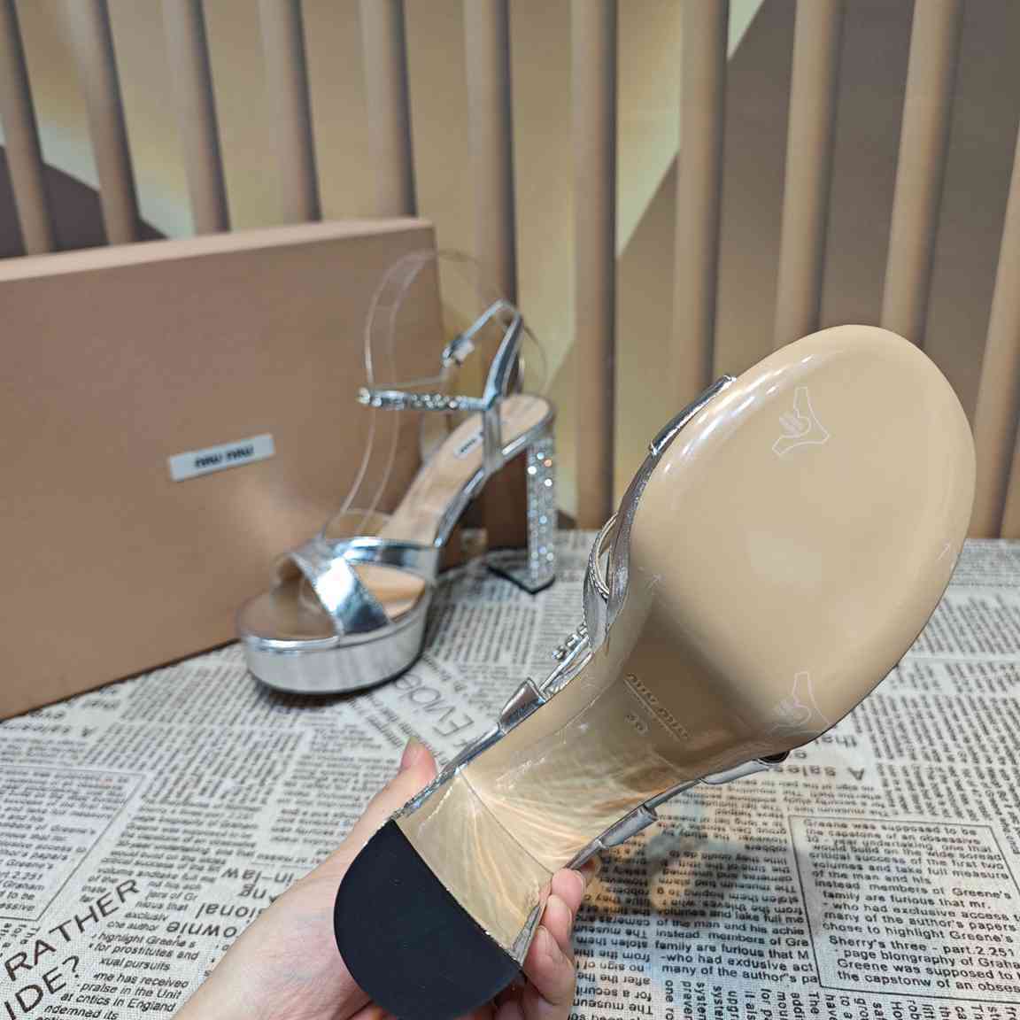 B8126350 MiUMiU时尚款凉鞋 35-40