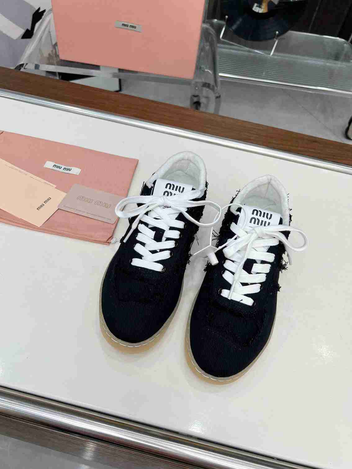 B8127210 🔥🔥🔥🔥Miumiu 新款乞丐休闲鞋 35-40